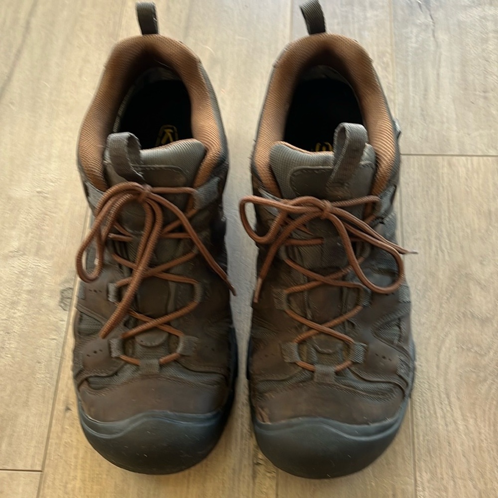 Men’s KEEN Targhee low waterproof hiking shoes. Size 10.5 (Medium).